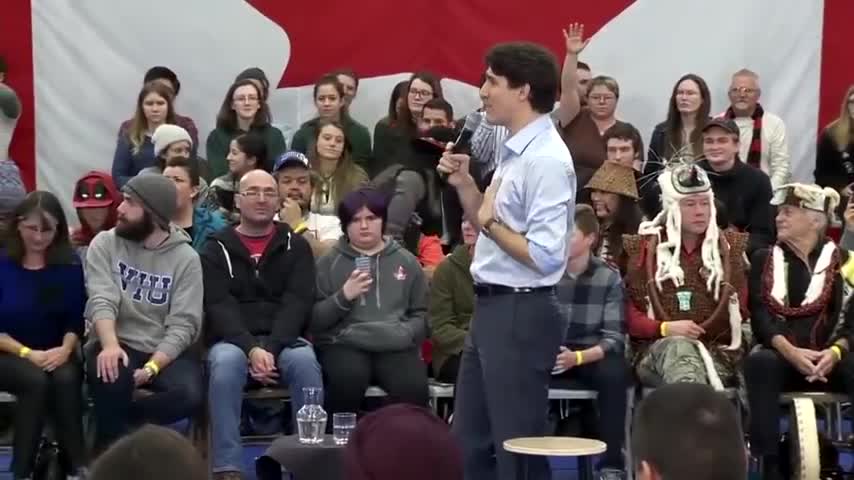 加拿大总理Justin Trudeau贾斯汀·特鲁多访问VIU机智化解抗议_00_01_21_427.jpg