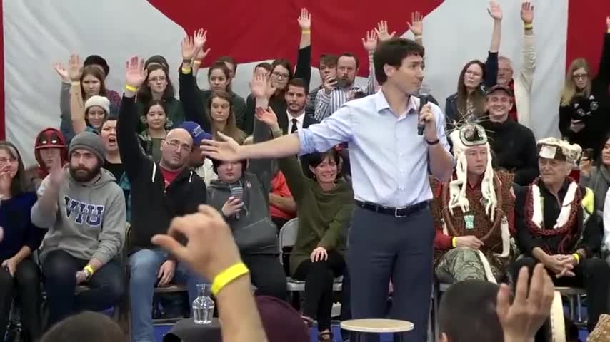 加拿大总理Justin Trudeau贾斯汀·特鲁多访问VIU机智化解抗议_00_01_31_081.jpg