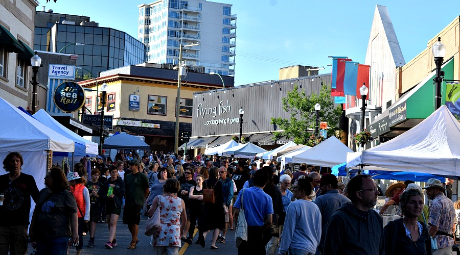 Night-market-crowd-1_0.jpg