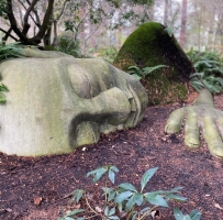 才发现了维多利亚Beacon Hill公园里的石像人头